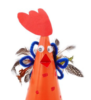 Beyaz arka planda izole edilmiş bir horoz heykeli..