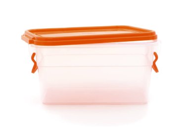 Beyaz arkaplanda izole edilmiş bir plastik kap.