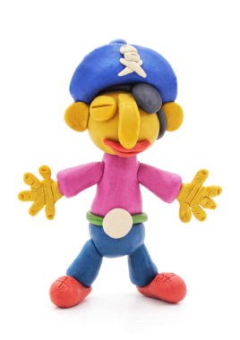 Beyaz arka planda plastikten yapılmış oyuncak bir korsan..