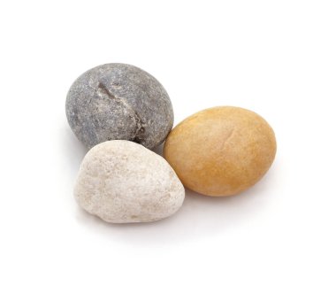 Beyaz arkaplanda üç renkli taş izole edilmiş..