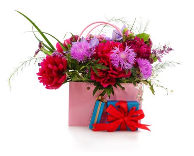 Sepette bir buket çiçek ve beyaz arka planda izole edilmiş hediyeler..