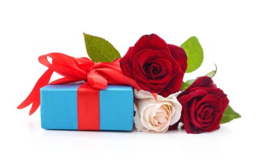 Beyaz arka planda izole edilmiş gül buketi ve hediye..