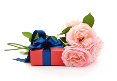 Beyaz arka planda izole edilmiş gül buketi ve hediye.