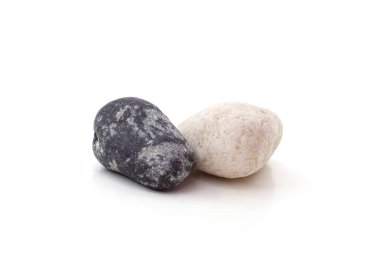 Beyaz arkaplanda siyah ve beyaz taşlar izole edilmiş..