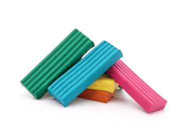 Beyaz arkaplanda izole edilmiş renkli plastik çubuklar.