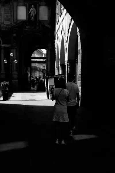 Milano Sokaklarında Yürüyen Genç Bir Çift — Stok fotoğraf