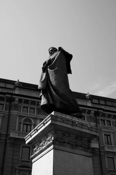ミラノの中心部にある彫像や歴史的なモニュメント — ストック写真