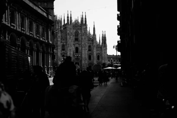 Миланский Собор Черно Белом Цвете Неизвестными Людьми Переднем Плане — стоковое фото