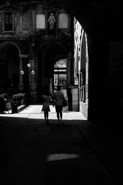 在米兰大街上散步的年轻夫妇 — 图库照片