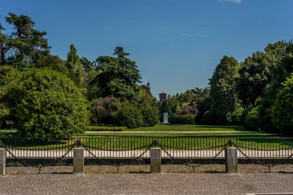 Park Miláně Castellem Sforzescem Pozadí — Stock fotografie