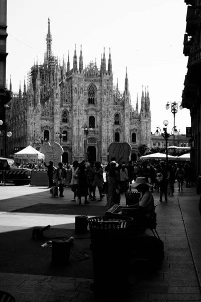 Milán Katedrális Tér Emberekkel Utcai Művész Zongorázni — Stock Fotó