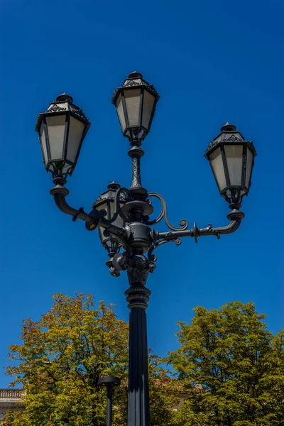 Sokak Lambası Mavi Saatte Planda — Stok fotoğraf