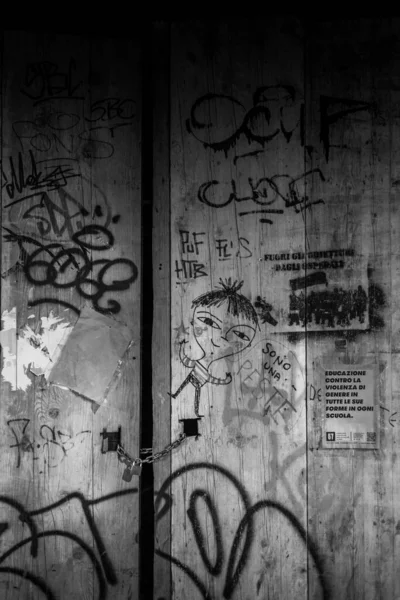 Γκράφιτι Τοιχογραφίες Μαύρο Και Άσπρο Στο Περγαμόντο Της Πόλης — Φωτογραφία Αρχείου