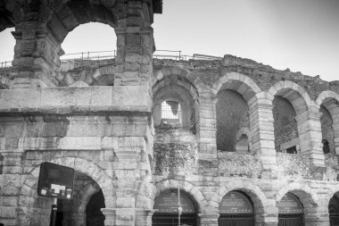 Ağustos ortasında Verona arenasının duvarları