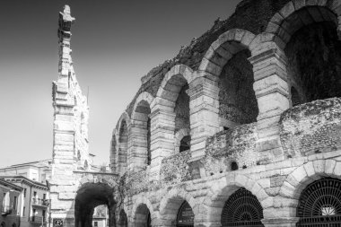 Ağustos ortasında Verona arenasının duvarları