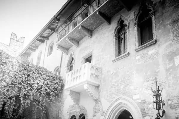 罗密欧和朱丽叶在维罗纳有阳台的房子 — 图库照片