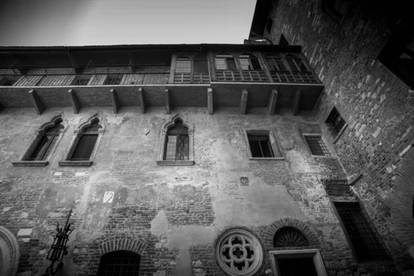 罗密欧和朱丽叶在维罗纳有阳台的房子 — 图库照片