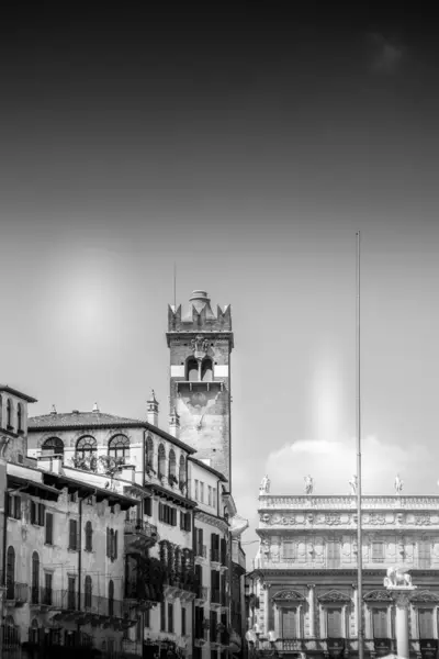Verona Nın Merkezindeki Meydanda Tarihi Anıtlar — Stok fotoğraf