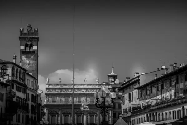 维罗纳市中心广场上的历史遗迹 — 图库照片
