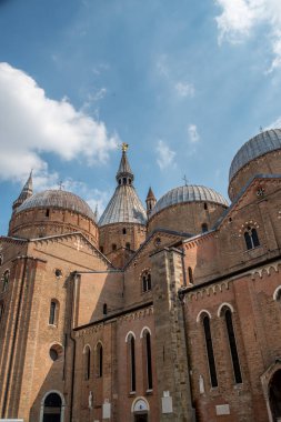 Sant 'Antonio da Padova Bazilikası Ağustos' un altında