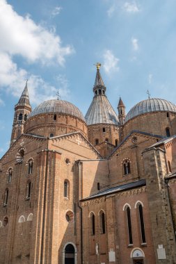 Sant 'Antonio da Padova Bazilikası Ağustos' un altında