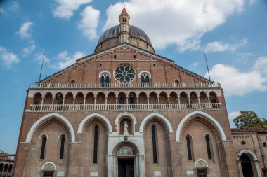 Sant 'Antonio da Padova Bazilikası Ağustos' un altında