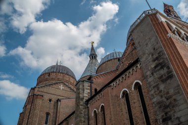 Sant 'Antonio da Padova Bazilikası Ağustos' un altında