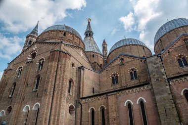 Sant 'Antonio da Padova Bazilikası Ağustos' un altında