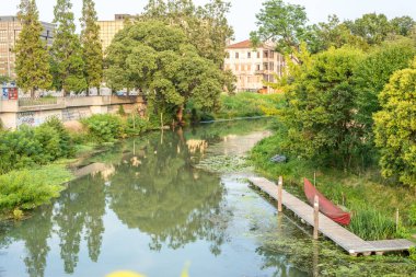 Güneşli bir ağustos gününde köprüden Padua nehri