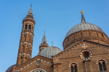 Mavi saatte Sant 'Antonio da Padova Bazilikası