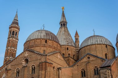 Mavi saatte Sant 'Antonio da Padova Bazilikası