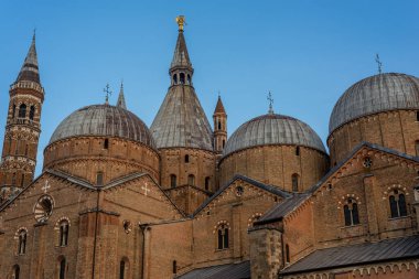 Mavi saatte Sant 'Antonio da Padova Bazilikası