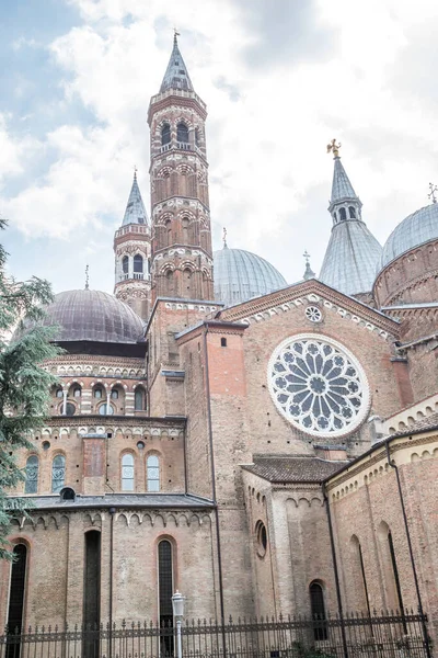 Bazylika Sant Antonio Padova Pod Sierpniowym Niebem — Zdjęcie stockowe