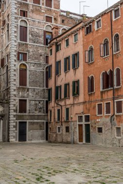 Venedik 'in merkezinde renkli evler