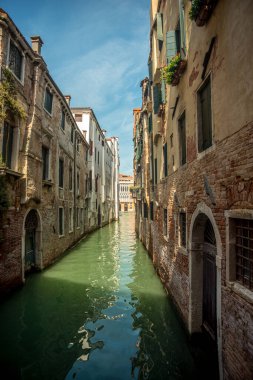 VENEZIA, ITALY - 17 Ağustos 2023: Venedik 'in merkezinde, Büyük Kanal' ın ortasında renkli evler