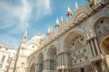 Kilise, Venedik 'in merkezindeki tarihi anıt mimari tarzı, Piazza San Marco meydanı.