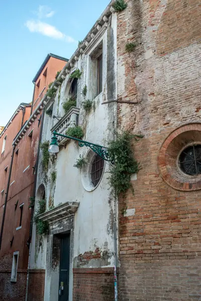 ヴェネツィアの中心部にあるカラフルな家 — ストック写真