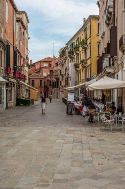 VENEZIA, ITALY - 17 Ağustos 2023: Venedik merkezinden tipik Venedik evleri