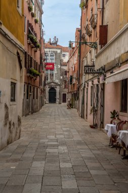 VENEZIA, ITALY - 17 Ağustos 2023: Venedik merkezinden tipik Venedik evleri