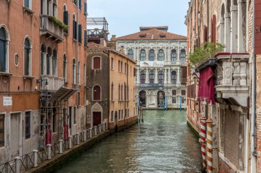 VENEZIA, İtalya - 17 Ağustos 2023: Venedik 'teki Büyük Kanal' ın dar sokakları