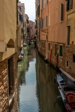 VENEZIA, ITALY - 17 Ağustos 2023: Venedik 'in merkezinde, Büyük Kanal' ın ortasında renkli evler