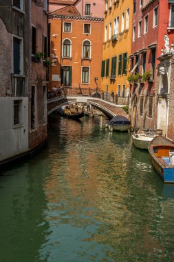 VENEZIA, ITALY - 17 Ağustos 2023: Venedik 'in merkezinde, Büyük Kanal' ın ortasında renkli evler