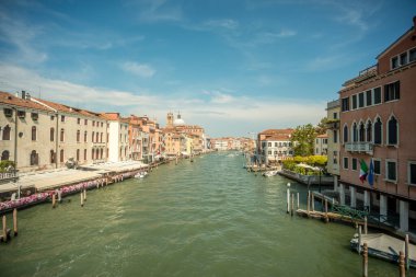 VENEZIA, İtalya - 17 Ağustos 2023: Venedik büyük kanal manzaralı tekneler ve gondollar