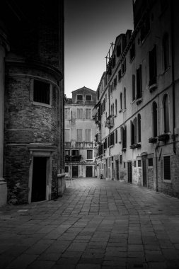 VENEZIA, ITALY - 17 Ağustos 2023: Venedik merkezinden tipik Venedik evleri