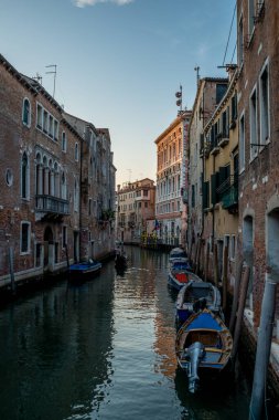 VENEZIA, İtalya - 17 Ağustos 2023: Venedik 'teki Büyük Kanal' ın dar sokakları