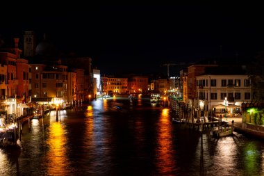VENEZIA, İTALYA - 17 Ağustos 2023: Venedik Grand Canal View with boat and gondolas on night