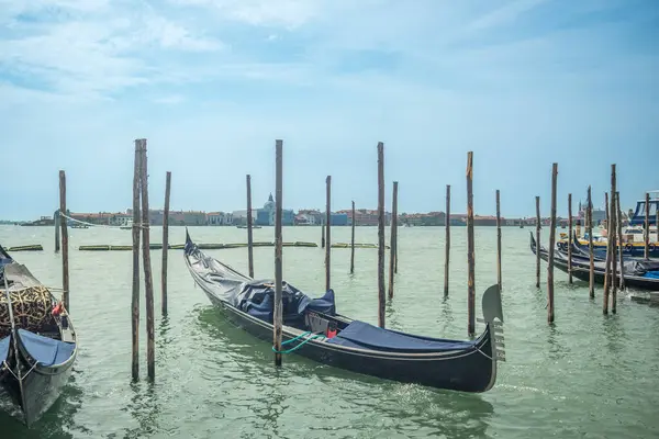 Venezia Italia Elokuuta 2023 Gondolit Satamassa Venetsian Venevajoissa — kuvapankkivalokuva