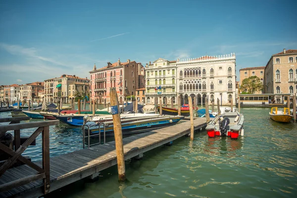 Venezia Itálie Srpna 2023 Docích Velkého Kanálu Benátkách Kotví Lodě — Stock fotografie