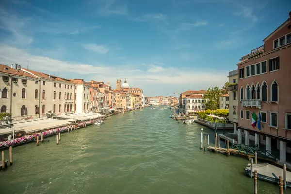 Venezia Itálie Srpna 2023 Pohled Benátský Průplav Loděmi Gondolami — Stock fotografie