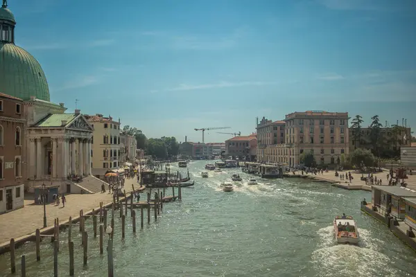 Venezia Itálie Srpna 2023 Pohled Benátský Průplav Loděmi Gondolami — Stock fotografie